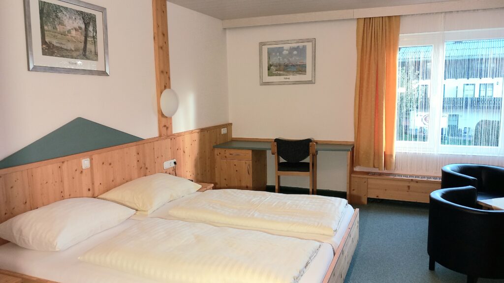 Vierbettzimmer-Economy - Doppelbett-Schreibtisch